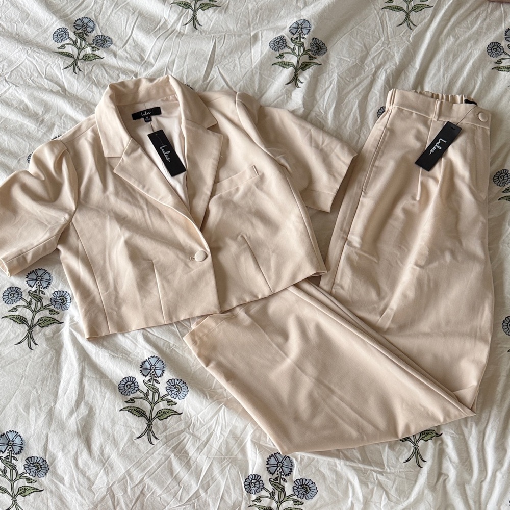 NWT. Two Piece Lulus Light Beige Cropped Blazer & High-Waist Trousers